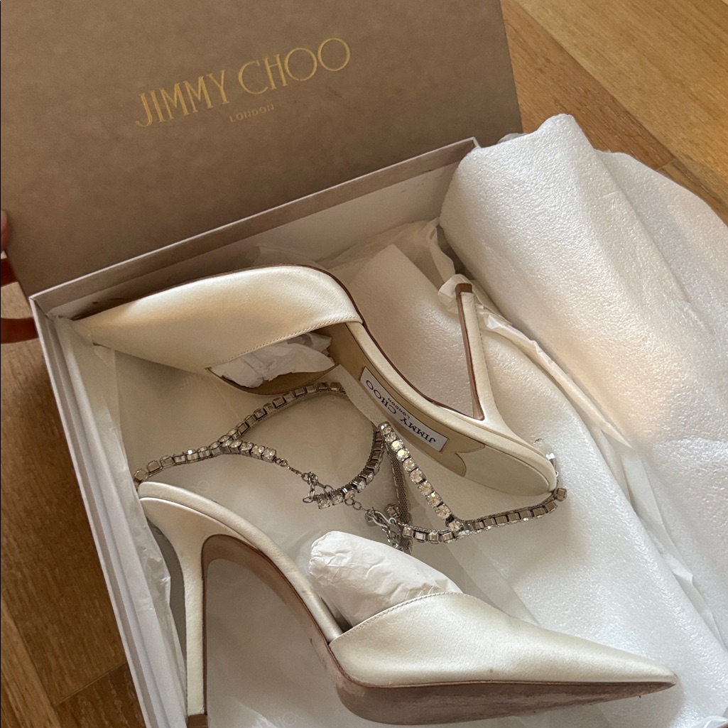 Saeda 100 Ivory Satin Pumps With Crystal Embellishment Size 39 In Original Box